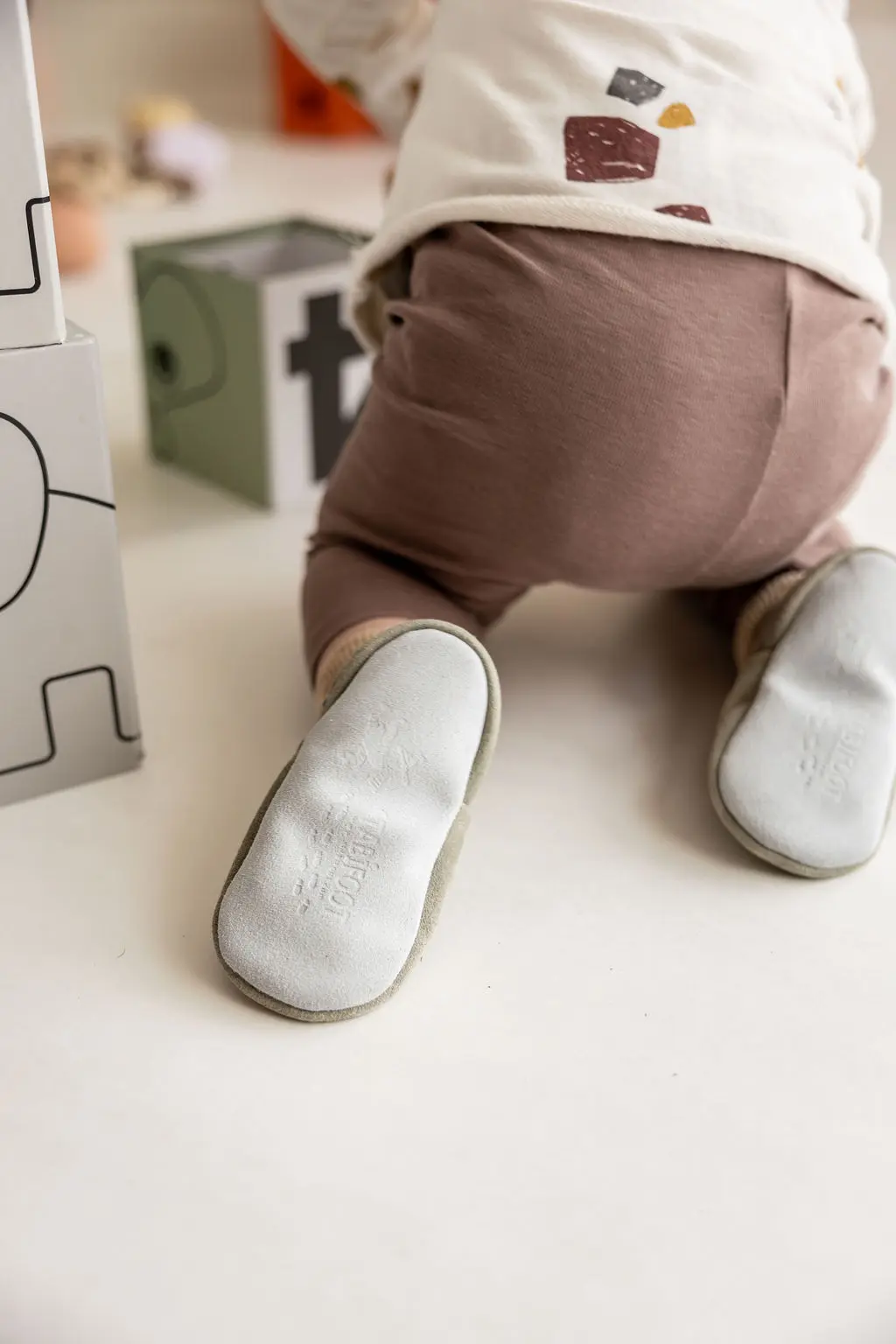 Van slofjes tot eerste stapjes Bescherming, comfort en liefde voor kleine voetjes
