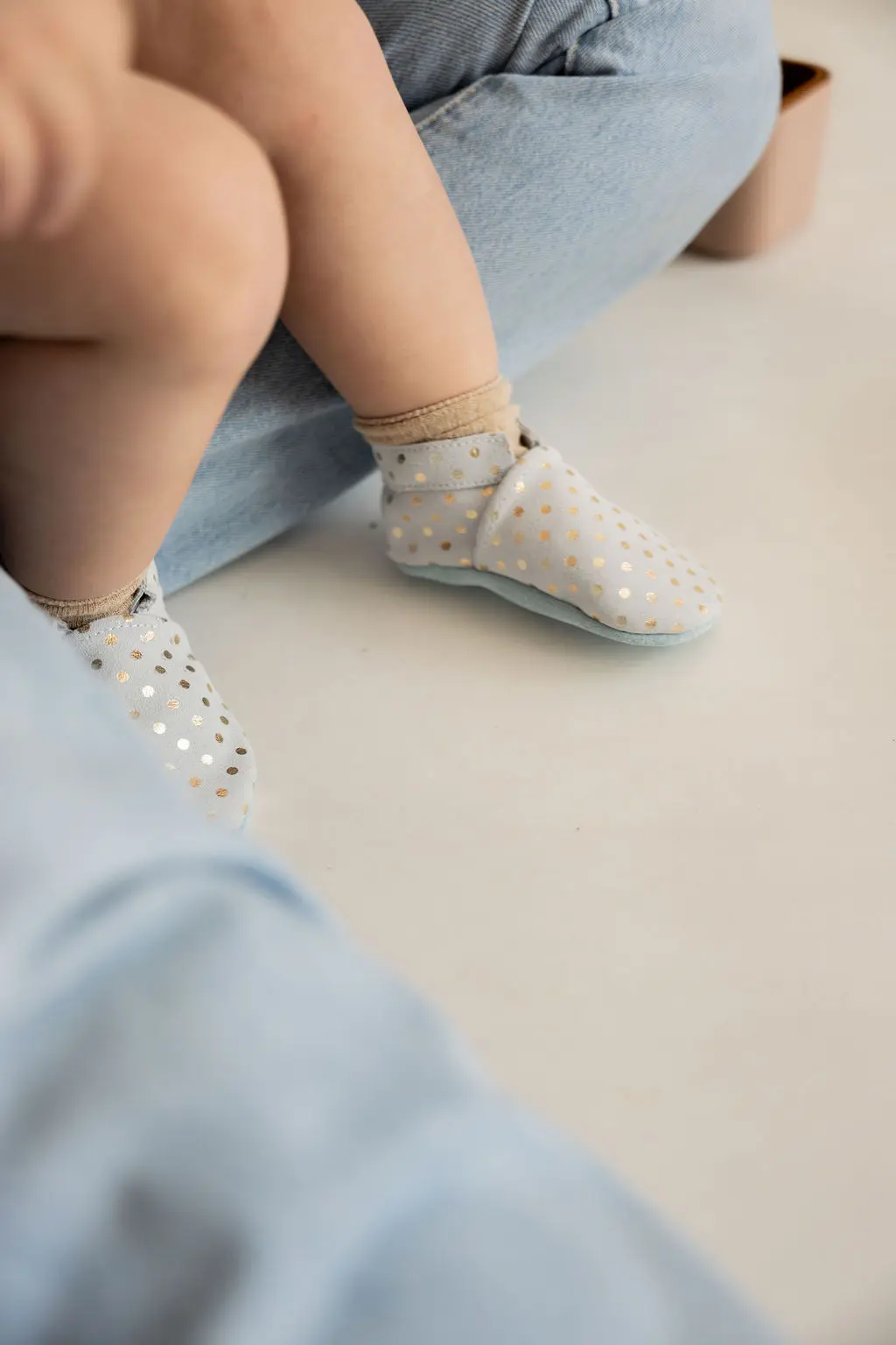 Van slofjes tot eerste stapjes Bescherming, comfort en liefde voor kleine voetjes
