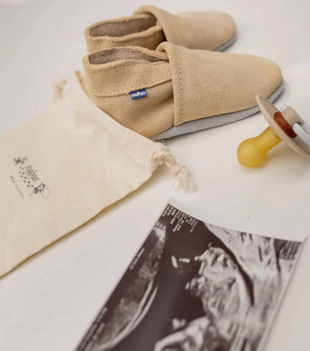 Van slofjes tot eerste stapjes Bescherming, comfort en liefde voor kleine voetjes